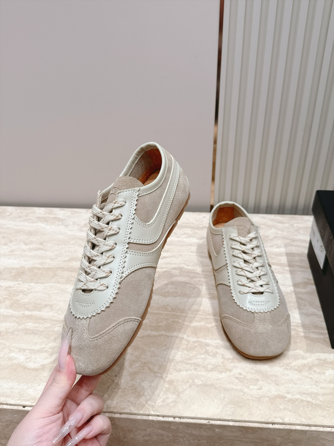 Dries Van Noten 26新色 阿甘鞋 德训运动鞋 高级煅面,皮面拼接打造,灵感来自复古,全新演绎经典,轻便 Dries Van Noten 26新色 阿甘鞋 德训运动鞋 高级煅面,皮面拼接打造,灵感来自复古,全新演绎经典,轻便