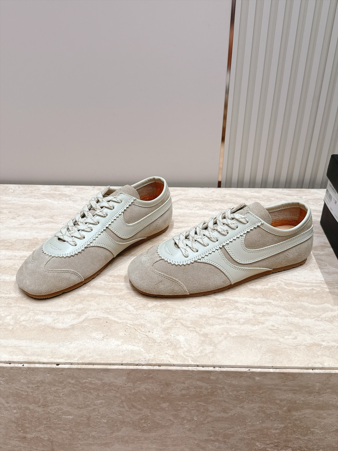 Dries Van Noten 26新色 阿甘鞋 德训运动鞋 高级煅面,皮面拼接打造,灵感来自复古,全新演绎经典,轻便 Dries Van Noten 26新色 阿甘鞋 德训运动鞋 高级煅面,皮面拼接打造,灵感来自复古,全新演绎经典,轻便