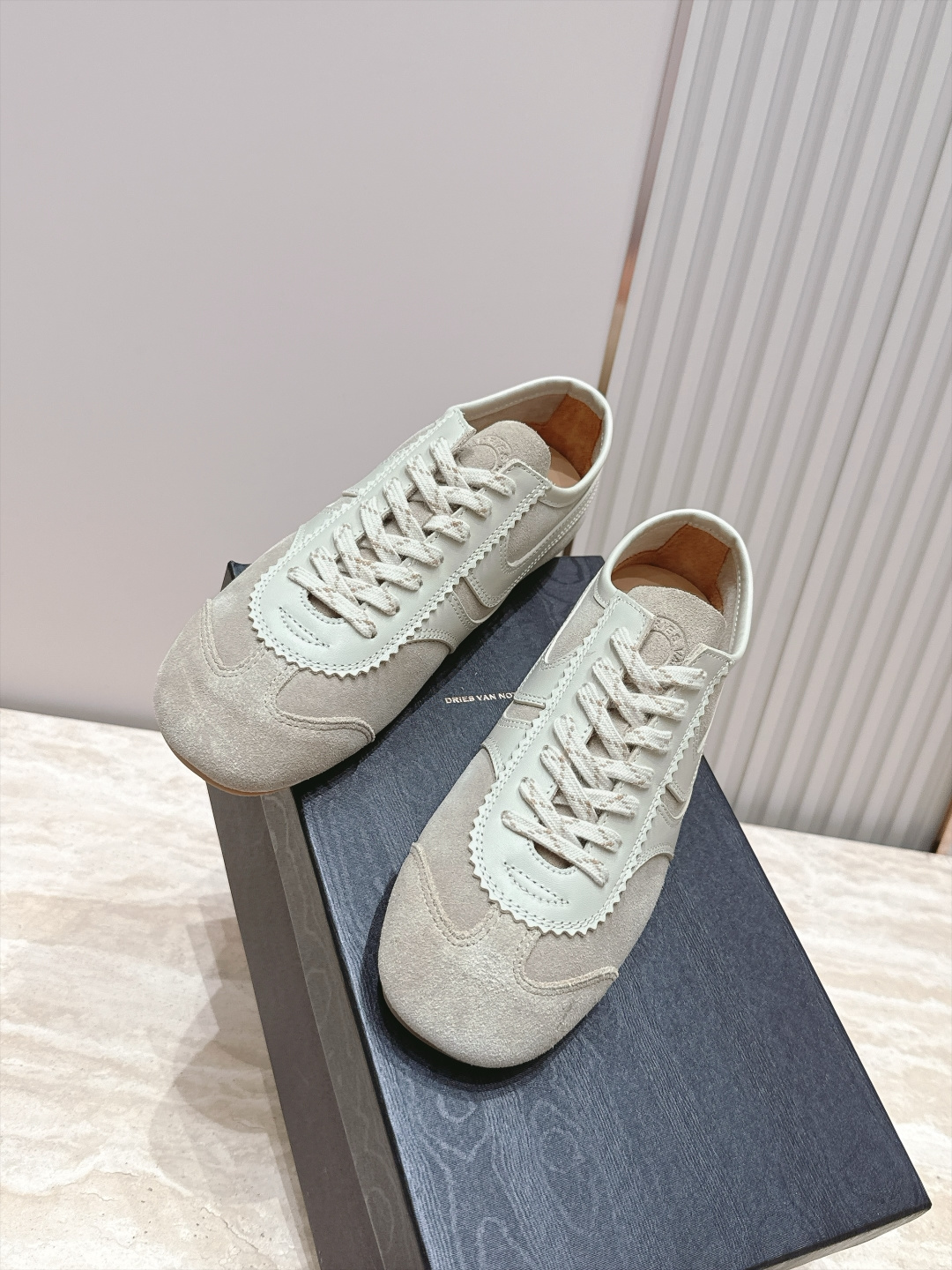 Dries Van Noten 26新色 阿甘鞋 德训运动鞋 高级煅面,皮面拼接打造,灵感来自复古,全新演绎经典,轻便 Dries Van Noten 26新色 阿甘鞋 德训运动鞋 高级煅面,皮面拼接打造,灵感来自复古,全新演绎经典,轻便