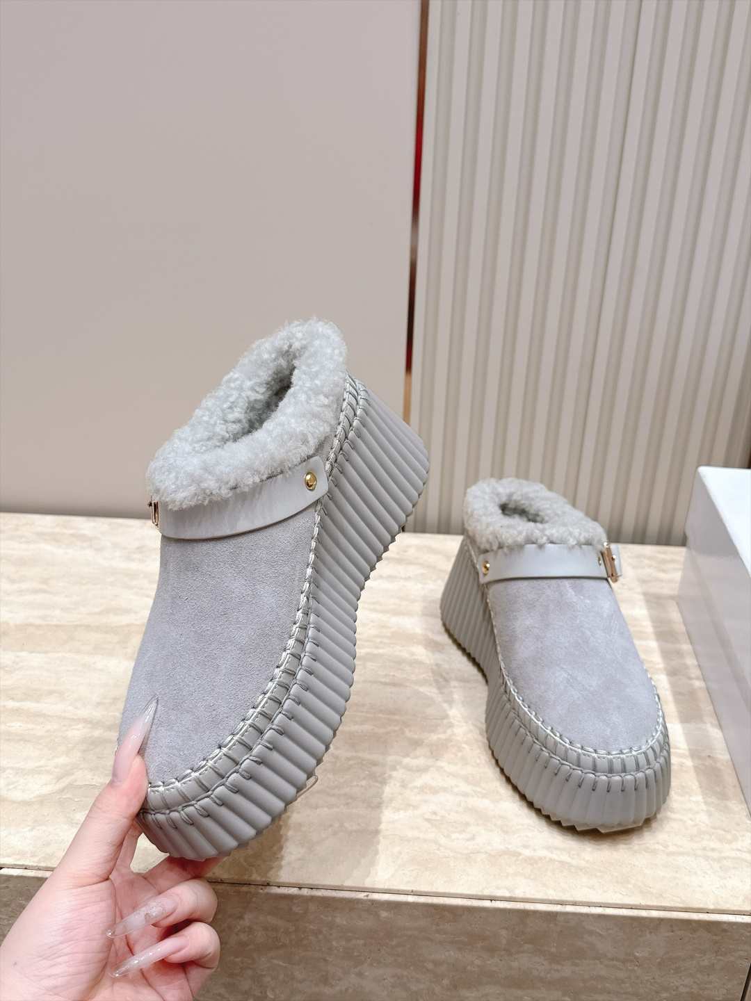 Chloe蔻依26ss新款厚底加绒雪地短靴 复古搭扣设计,自带松弛氛围感、精选牛反绒面料,质感细腻高级 靴口一圈羊羔毛包 Chloe蔻依26ss新款厚底加绒雪地短靴 复古搭扣设计,自带松弛氛围感、精选牛反绒面料,质感细腻高级 靴口一圈羊羔毛包