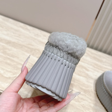 Chloe蔻依26ss新款厚底加绒雪地短靴 复古搭扣设计,自带松弛氛围感、精选牛反绒面料,质感细腻高级 靴口一圈羊羔毛包 Chloe蔻依26ss新款厚底加绒雪地短靴 复古搭扣设计,自带松弛氛围感、精选牛反绒面料,质感细腻高级 靴口一圈羊羔毛包