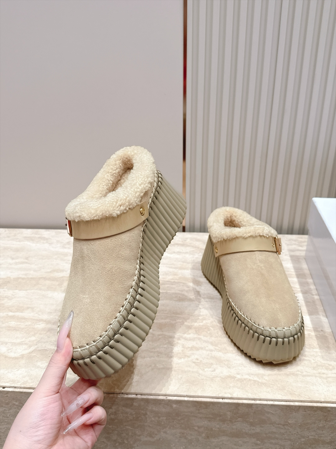 Chloe蔻依26ss新款厚底加绒雪地短靴 复古搭扣设计,自带松弛氛围感、精选牛反绒面料,质感细腻高级 靴口一圈羊羔毛包 Chloe蔻依26ss新款厚底加绒雪地短靴 复古搭扣设计,自带松弛氛围感、精选牛反绒面料,质感细腻高级 靴口一圈羊羔毛包
