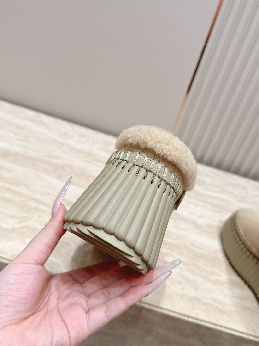 Chloe蔻依26ss新款厚底加绒雪地短靴 复古搭扣设计,自带松弛氛围感、精选牛反绒面料,质感细腻高级 靴口一圈羊羔毛包 Chloe蔻依26ss新款厚底加绒雪地短靴 复古搭扣设计,自带松弛氛围感、精选牛反绒面料,质感细腻高级 靴口一圈羊羔毛包