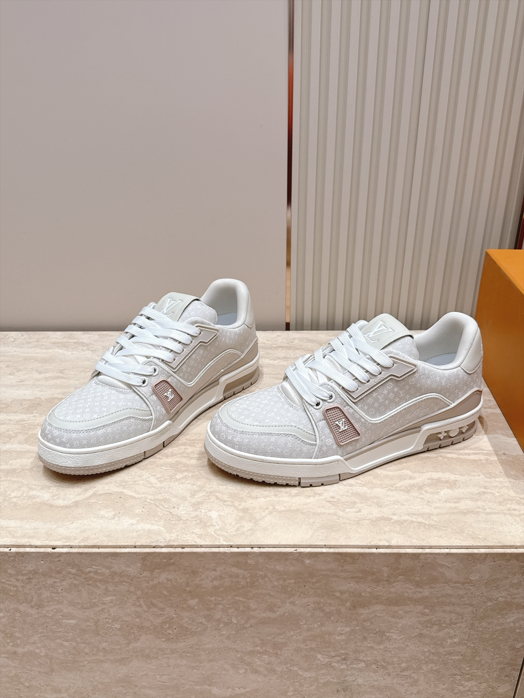 顶级版本: 情侣款 新色系! LV trainer~~全新升级版~~经典回归❗ 情侣款,滑板鞋,篮球鞋,运动鞋…… LV 顶级版本: 情侣款 新色系! LV trainer~~全新升级版~~经典回归❗ 情侣款,滑板鞋,篮球鞋,运动鞋…… LV