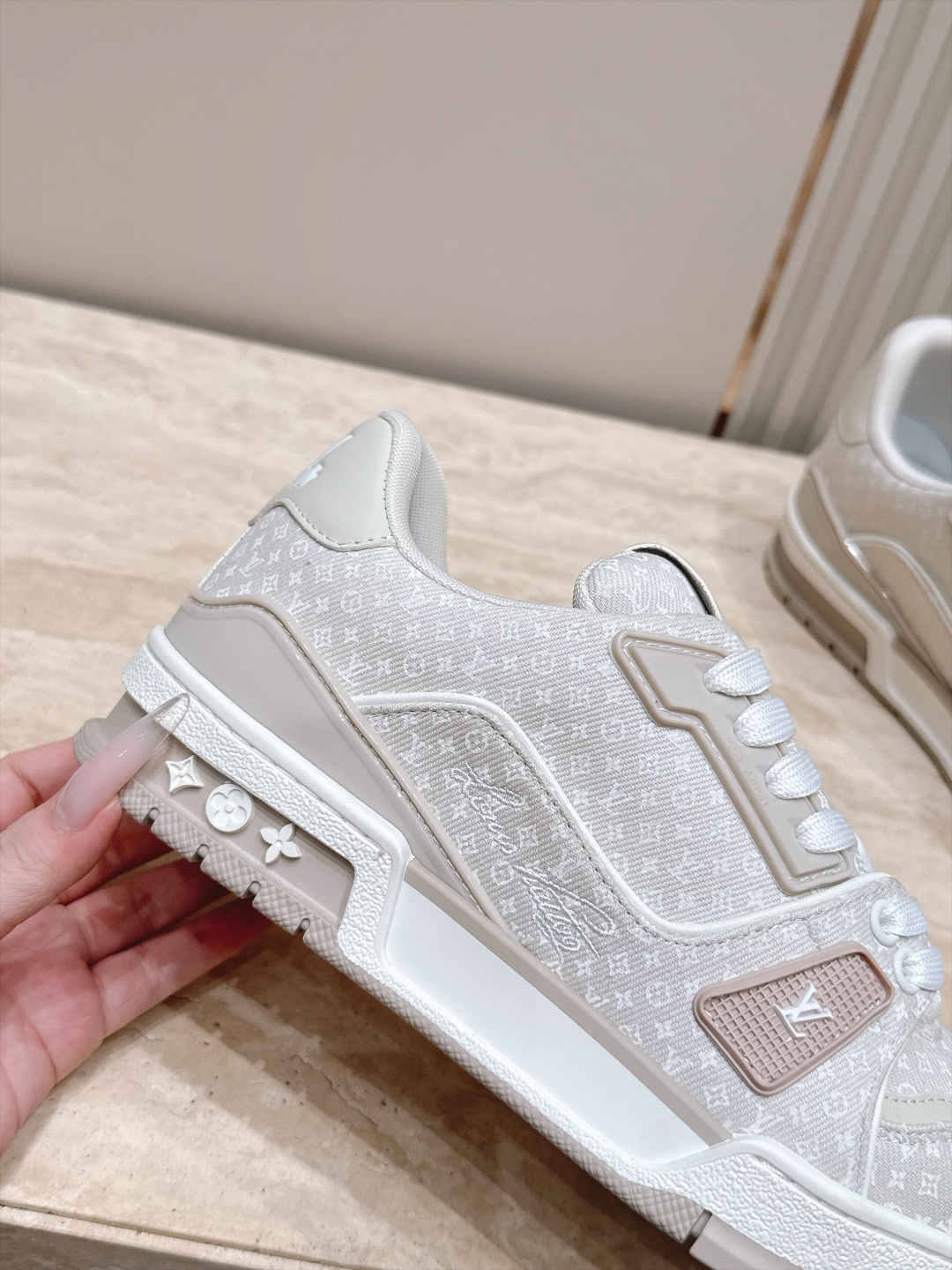 顶级版本: 情侣款 新色系! LV trainer~~全新升级版~~经典回归❗ 情侣款,滑板鞋,篮球鞋,运动鞋…… LV 顶级版本: 情侣款 新色系! LV trainer~~全新升级版~~经典回归❗ 情侣款,滑板鞋,篮球鞋,运动鞋…… LV