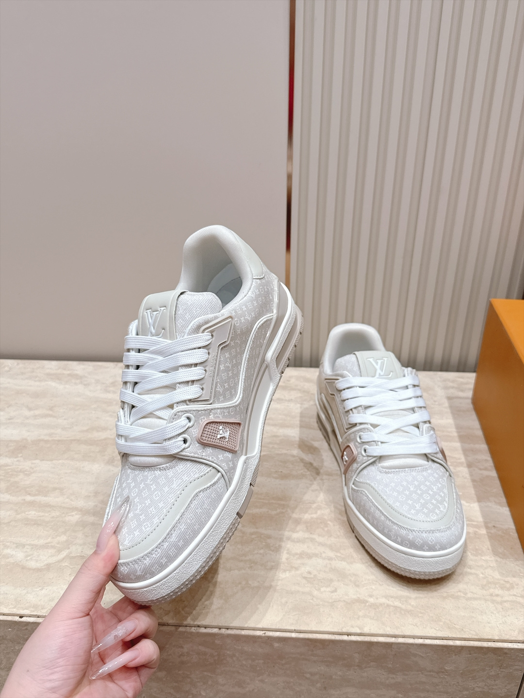 顶级版本: 情侣款 新色系! LV trainer~~全新升级版~~经典回归❗ 情侣款,滑板鞋,篮球鞋,运动鞋…… LV 顶级版本: 情侣款 新色系! LV trainer~~全新升级版~~经典回归❗ 情侣款,滑板鞋,篮球鞋,运动鞋…… LV