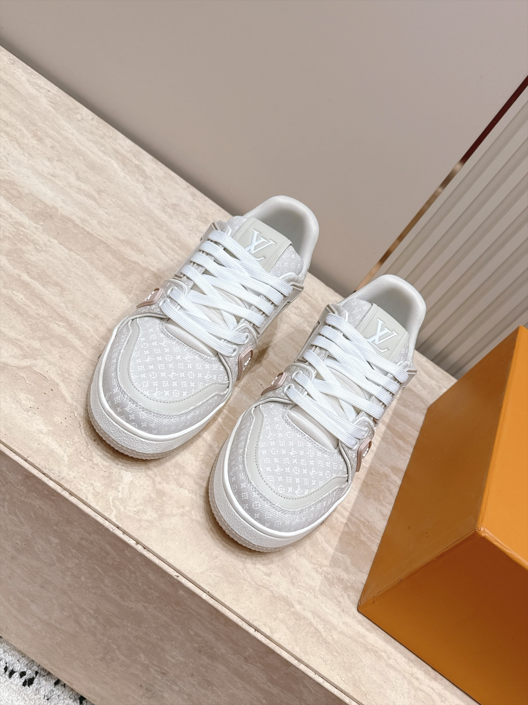 顶级版本: 情侣款 新色系! LV trainer~~全新升级版~~经典回归❗ 情侣款,滑板鞋,篮球鞋,运动鞋…… LV 顶级版本: 情侣款 新色系! LV trainer~~全新升级版~~经典回归❗ 情侣款,滑板鞋,篮球鞋,运动鞋…… LV