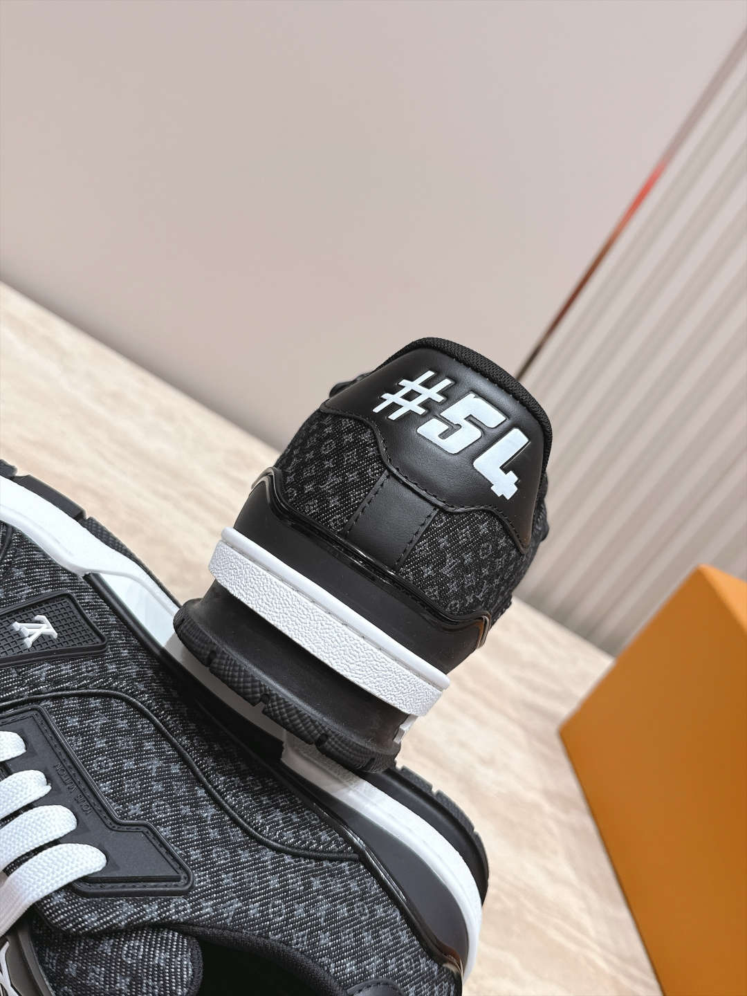 顶级版本: 情侣款 新色系! LV trainer~~全新升级版~~经典回归❗ 情侣款,滑板鞋,篮球鞋,运动鞋…… LV 顶级版本: 情侣款 新色系! LV trainer~~全新升级版~~经典回归❗ 情侣款,滑板鞋,篮球鞋,运动鞋…… LV