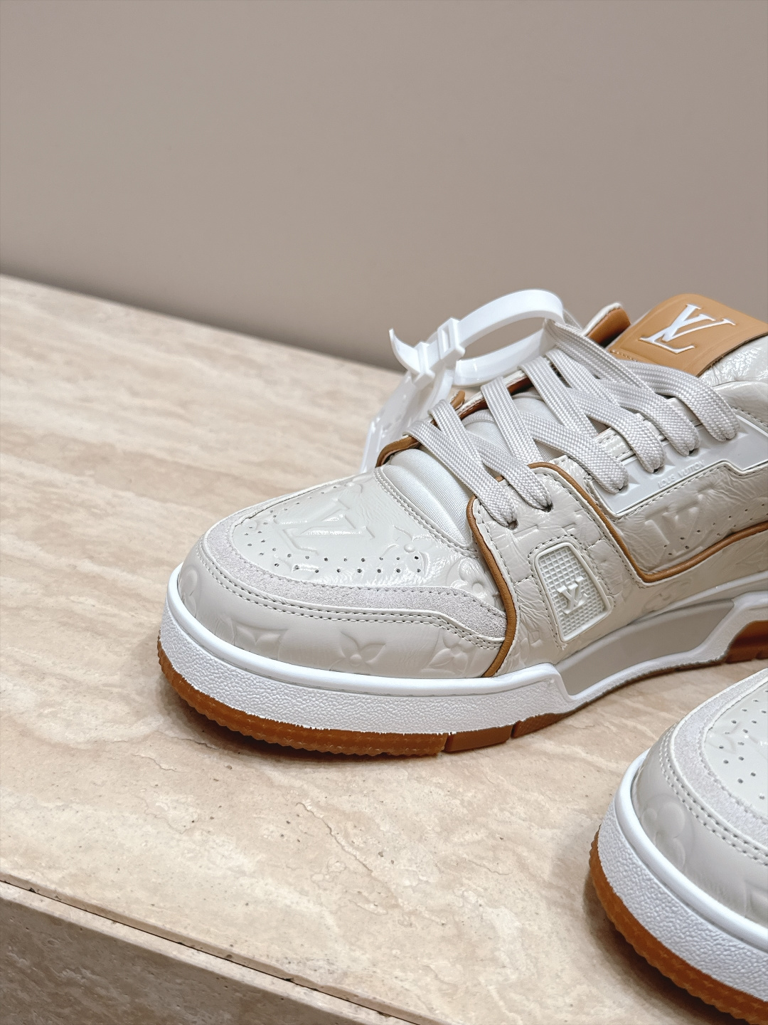 顶级版本: 情侣款 新色系! LV trainer~~全新升级版~~经典回归❗ 情侣款,滑板鞋,篮球鞋,运动鞋…… LV 顶级版本: 情侣款 新色系! LV trainer~~全新升级版~~经典回归❗ 情侣款,滑板鞋,篮球鞋,运动鞋…… LV