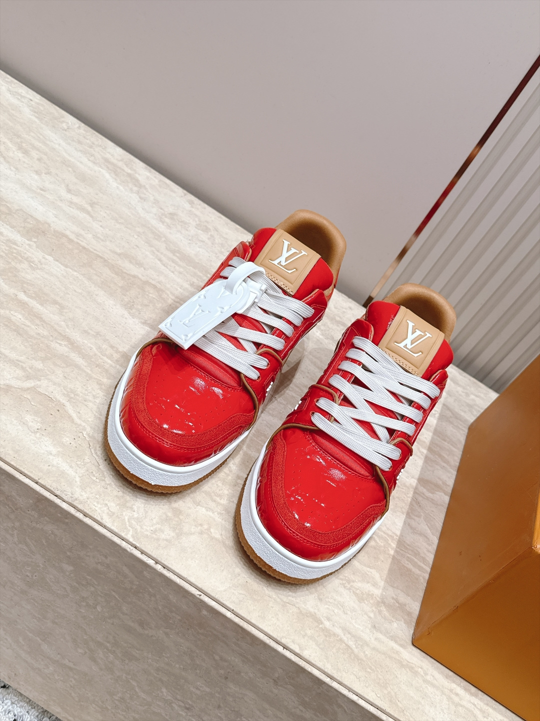 顶级版本： 情侣款 新色系！ LV trainer~~全新升级版~~经典回归❗ 情侣款，滑板鞋，篮球鞋，运动鞋…… LV