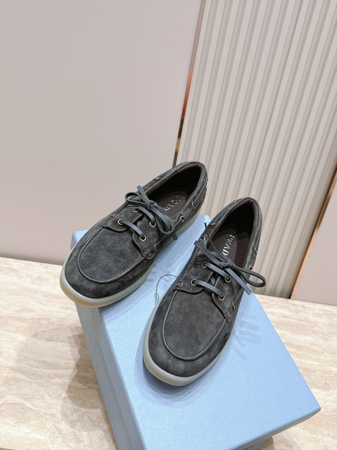 顶级品质（配高档飞机盒✈️）  26Ss早秋新款Prada普拉达 系带乐福鞋经典字母烫印复古老钱风休闲平底单鞋 羊皮绒面