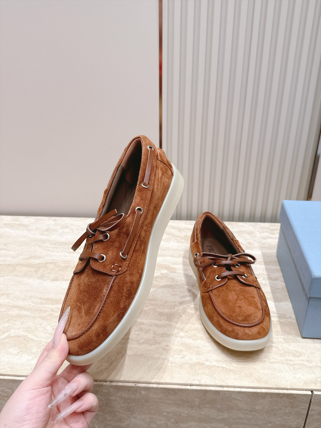 顶级品质(配高档飞机盒✈️) 26Ss早秋新款Prada普拉达 系带乐福鞋经典字母烫印复古老钱风休闲平底单鞋 羊皮绒面 顶级品质(配高档飞机盒✈️) 26Ss早秋新款Prada普拉达 系带乐福鞋经典字母烫印复古老钱风休闲平底单鞋 羊皮绒面