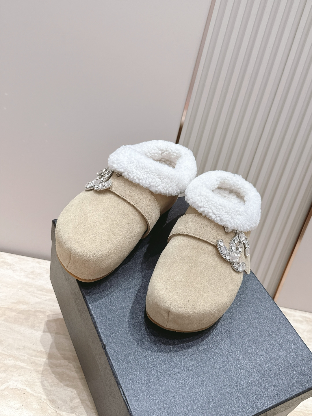 Chanel 香奈儿 26vs秋冬新款毛鞋系列……厚底水钻扣毛毛拖半拖 可爱俏皮时尚，舒适度、包裹性都比较好。个性十足，