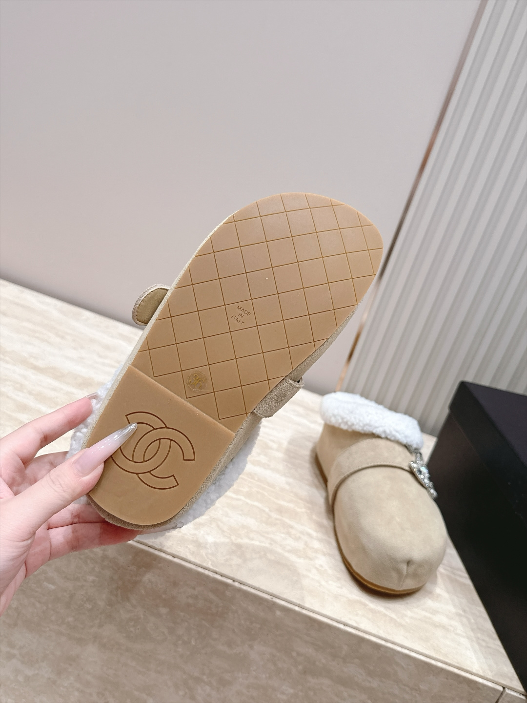 Chanel 香奈儿 26vs秋冬新款毛鞋系列……厚底水钻扣毛毛拖半拖 可爱俏皮时尚，舒适度、包裹性都比较好。个性十足，
