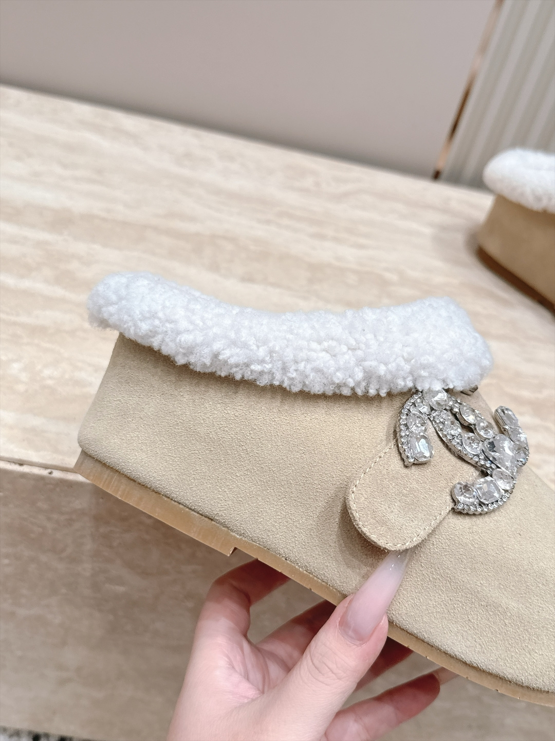 Chanel 香奈儿 26vs秋冬新款毛鞋系列……厚底水钻扣毛毛拖半拖 可爱俏皮时尚，舒适度、包裹性都比较好。个性十足，