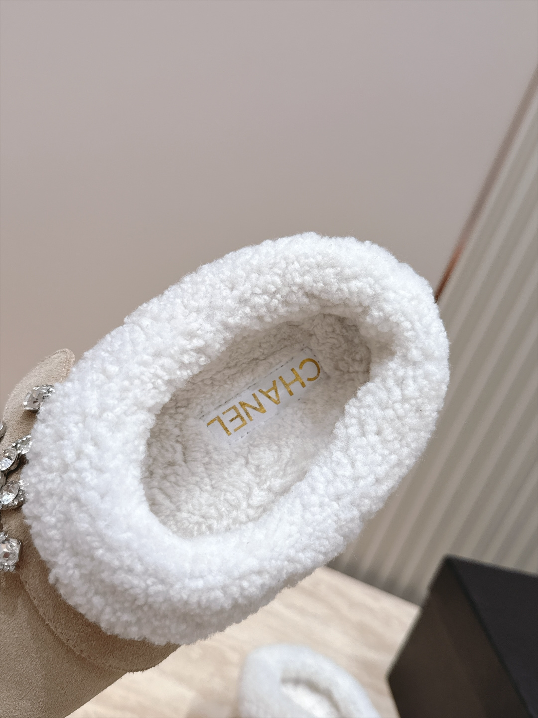 Chanel 香奈儿 26vs秋冬新款毛鞋系列……厚底水钻扣毛毛拖半拖 可爱俏皮时尚，舒适度、包裹性都比较好。个性十足，