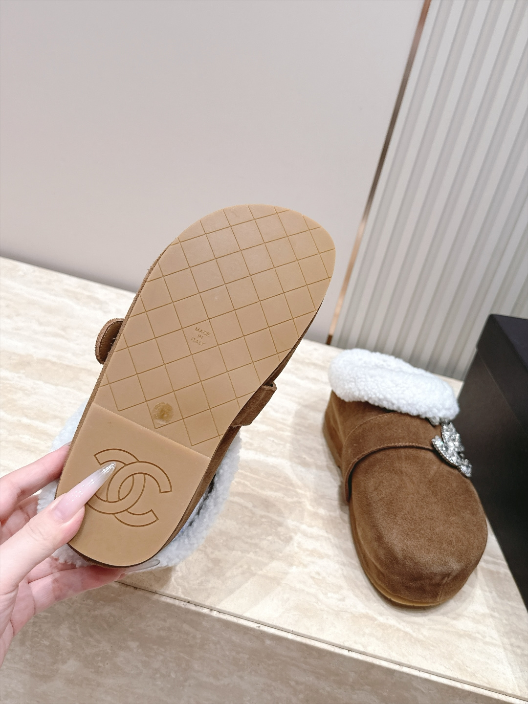 Chanel 香奈儿 26vs秋冬新款毛鞋系列……厚底水钻扣毛毛拖半拖 可爱俏皮时尚,舒适度、包裹性都比较好。个性十足, Chanel 香奈儿 26vs秋冬新款毛鞋系列……厚底水钻扣毛毛拖半拖 可爱俏皮时尚,舒适度、包裹性都比较好。个性十足,
