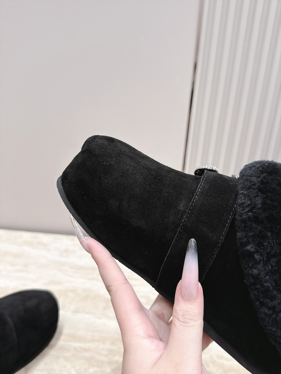 Chanel 香奈儿 26vs秋冬新款毛鞋系列……厚底水钻扣毛毛拖半拖 可爱俏皮时尚,舒适度、包裹性都比较好。个性十足, Chanel 香奈儿 26vs秋冬新款毛鞋系列……厚底水钻扣毛毛拖半拖 可爱俏皮时尚,舒适度、包裹性都比较好。个性十足,
