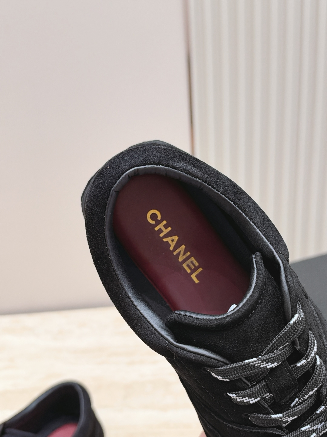 超火🔥爆 CHANEL香奈儿26K新款休闲鞋德训鞋 一眼沦陷的德训鞋 专柜一鞋难求 磨砂翻毛皮质感,上手软糯细腻 鞋身 超火🔥爆 CHANEL香奈儿26K新款休闲鞋德训鞋 一眼沦陷的德训鞋 专柜一鞋难求 磨砂翻毛皮质感,上手软糯细腻 鞋身