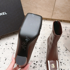 Chanel 香奈儿 2026vs秋冬新品靴子系列……方头盒扣高跟弹力短靴 经典拼色 高级感满满 超飒战靴,上脚显瘦增高 Chanel 香奈儿 2026vs秋冬新品靴子系列……方头盒扣高跟弹力短靴 经典拼色 高级感满满 超飒战靴,上脚显瘦增高