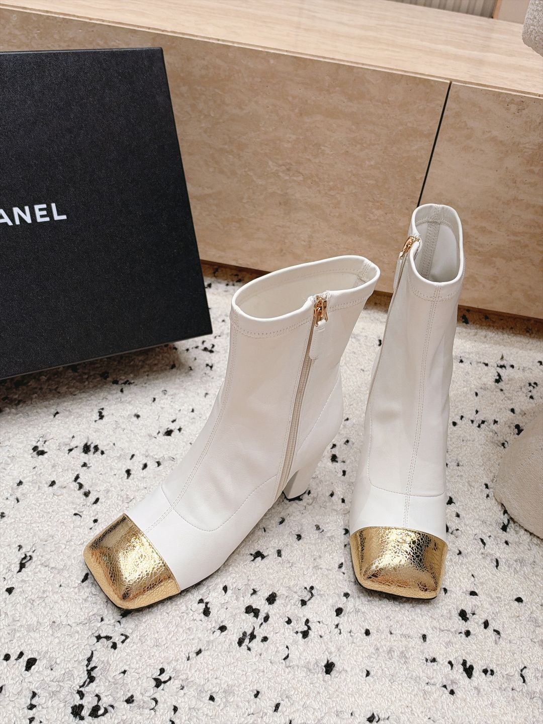Chanel 香奈儿 2026vs秋冬新品靴子系列……方头高跟弹力短靴 经典拼色 高级感满满 超飒战靴,上脚显瘦增高,绝 Chanel 香奈儿 2026vs秋冬新品靴子系列……方头高跟弹力短靴 经典拼色 高级感满满 超飒战靴,上脚显瘦增高,绝