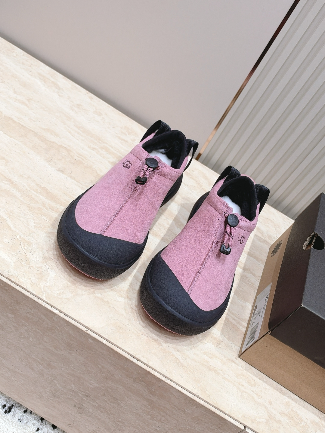 女 情侣款 男+10 UGG~26vs早秋季新款厚底毛鞋系列…… 【情侣圆头厚底毛鞋】 一款不会撞衫的鞋子、简约的隔 女 情侣款 男+10 UGG~26vs早秋季新款厚底毛鞋系列…… 【情侣圆头厚底毛鞋】 一款不会撞衫的鞋子、简约的隔