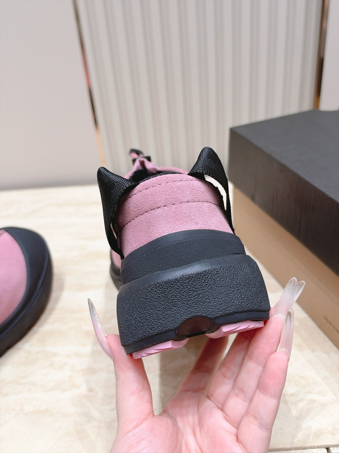 女 情侣款 男+10 UGG~26vs早秋季新款厚底毛鞋系列…… 【情侣圆头厚底毛鞋】 一款不会撞衫的鞋子、简约的隔 女 情侣款 男+10 UGG~26vs早秋季新款厚底毛鞋系列…… 【情侣圆头厚底毛鞋】 一款不会撞衫的鞋子、简约的隔