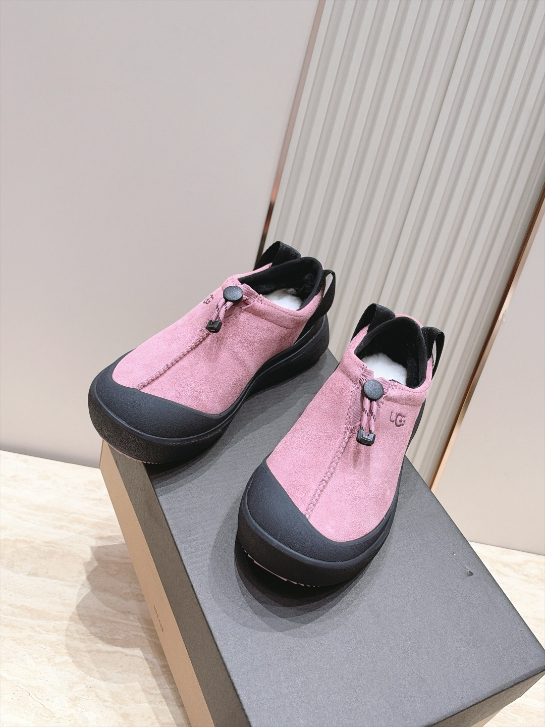 女 情侣款 男+10 UGG~26vs早秋季新款厚底毛鞋系列…… 【情侣圆头厚底毛鞋】 一款不会撞衫的鞋子、简约的隔 女 情侣款 男+10 UGG~26vs早秋季新款厚底毛鞋系列…… 【情侣圆头厚底毛鞋】 一款不会撞衫的鞋子、简约的隔