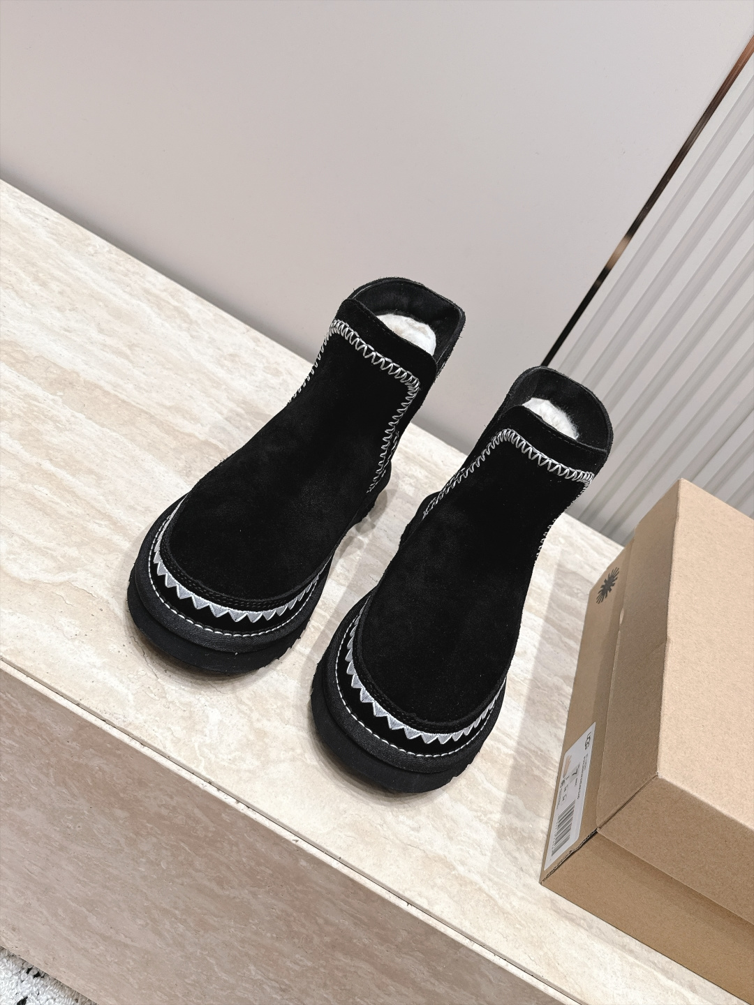UGG·26s 秋冬新款 系列--圆头彩色刺绣走线毛里雪地靴 鞋身上那些彩色刺绣走线不是规整的图案，而是像孩童用蜡笔沿着