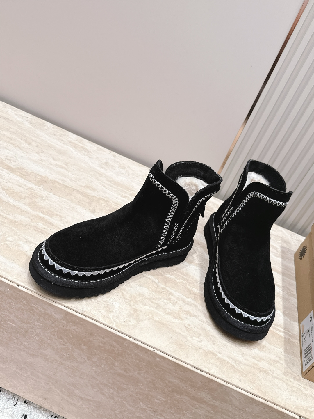UGG·26s 秋冬新款 系列--圆头彩色刺绣走线毛里雪地靴 鞋身上那些彩色刺绣走线不是规整的图案，而是像孩童用蜡笔沿着