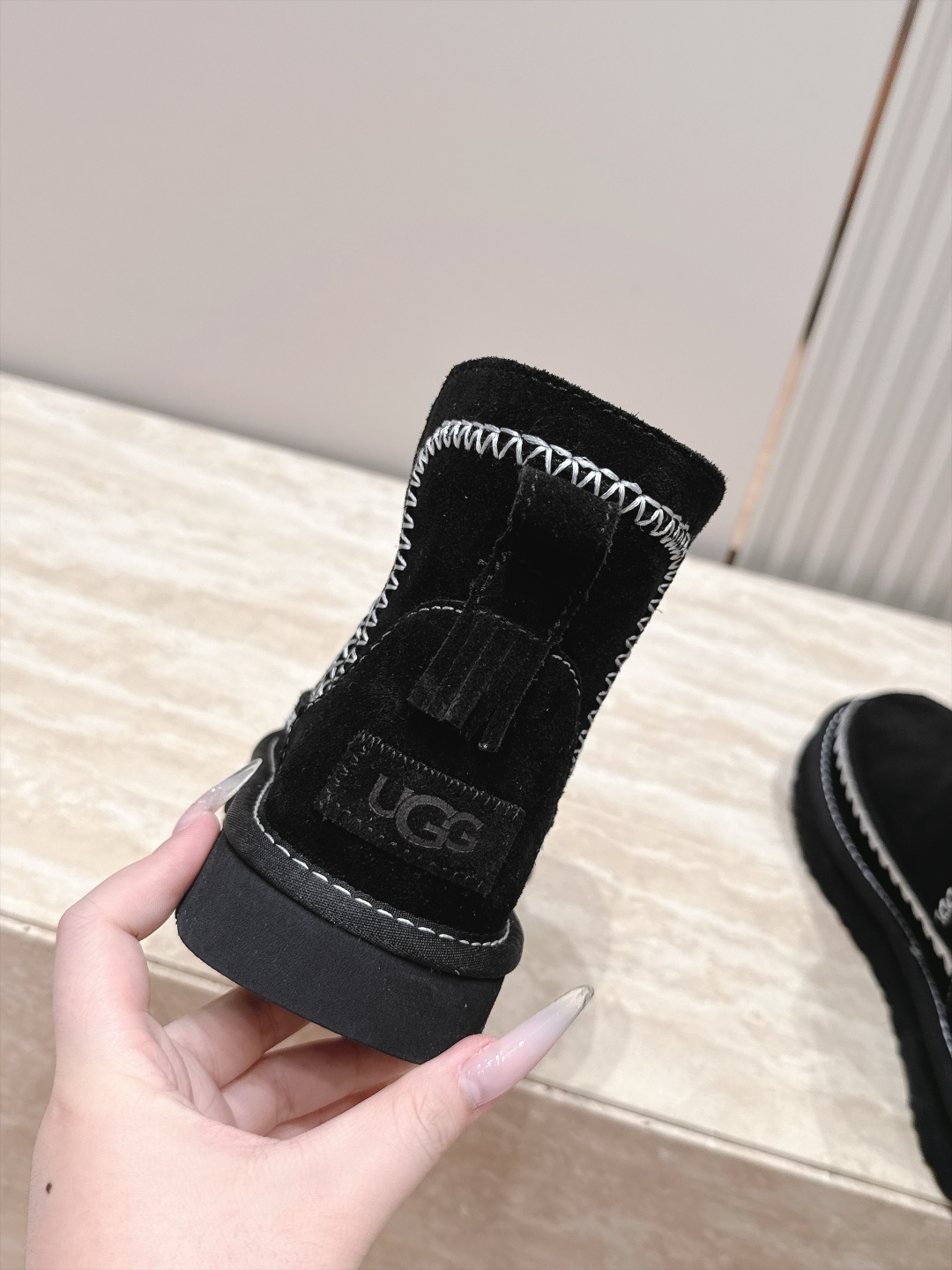 UGG·26s 秋冬新款 系列--圆头彩色刺绣走线毛里雪地靴 鞋身上那些彩色刺绣走线不是规整的图案，而是像孩童用蜡笔沿着