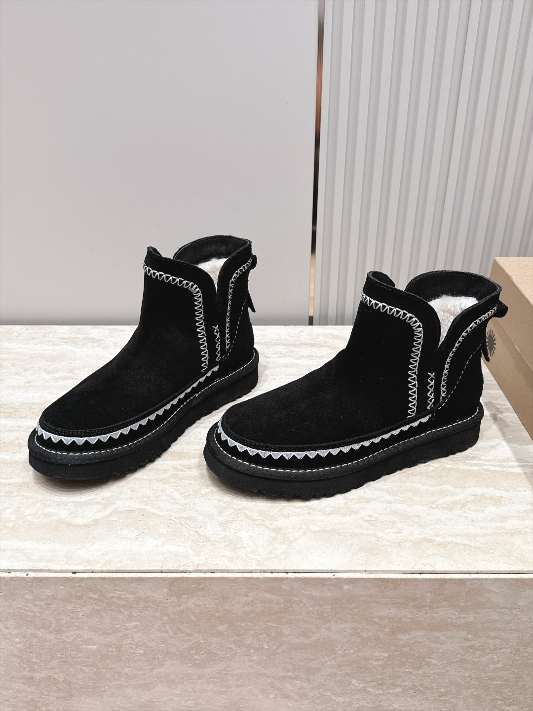 UGG·26s 秋冬新款 系列--圆头彩色刺绣走线毛里雪地靴 鞋身上那些彩色刺绣走线不是规整的图案,而是像孩童用蜡笔沿着 UGG·26s 秋冬新款 系列--圆头彩色刺绣走线毛里雪地靴 鞋身上那些彩色刺绣走线不是规整的图案,而是像孩童用蜡笔沿着