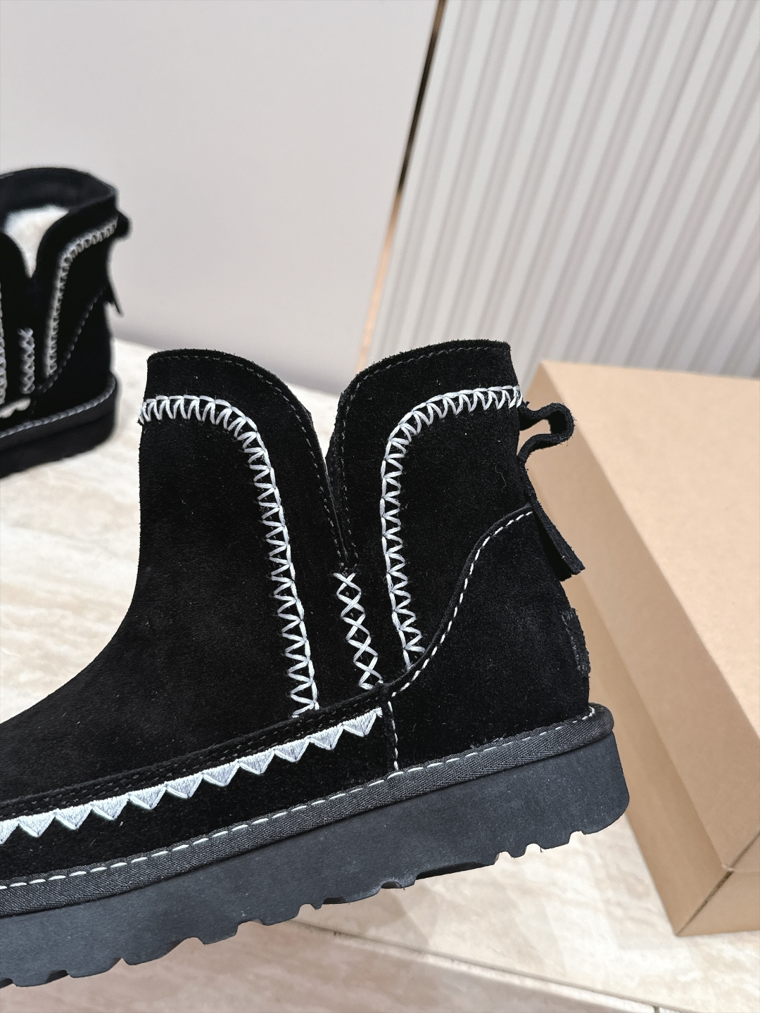 UGG·26s 秋冬新款 系列--圆头彩色刺绣走线毛里雪地靴 鞋身上那些彩色刺绣走线不是规整的图案，而是像孩童用蜡笔沿着
