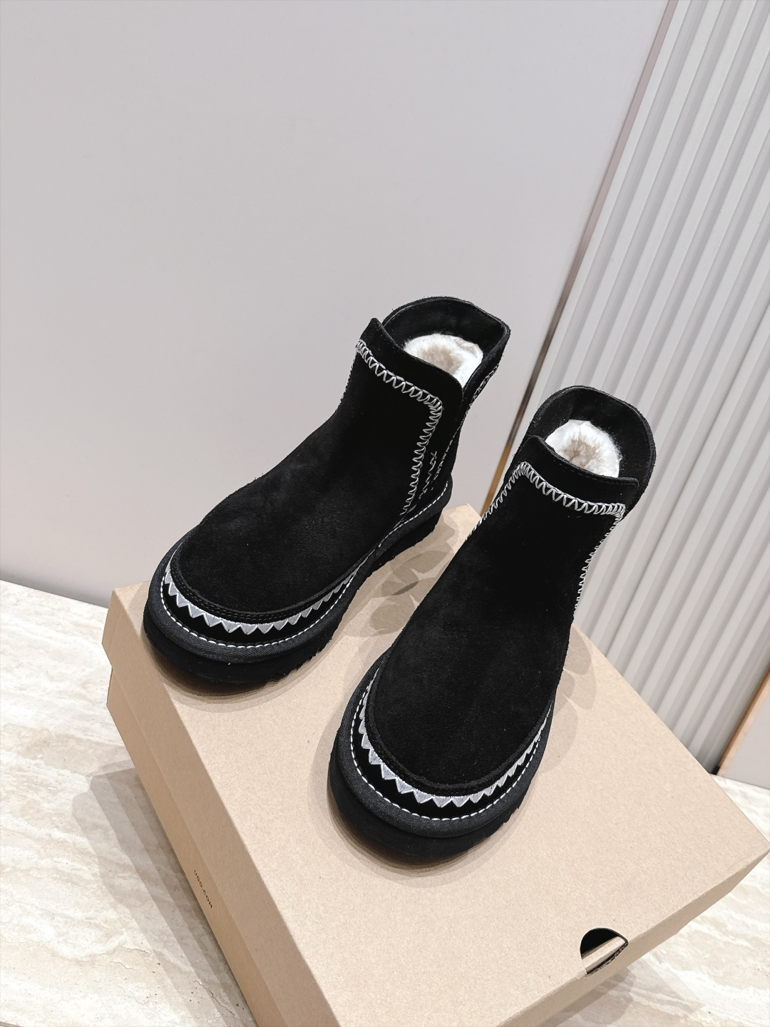 UGG·26s 秋冬新款 系列--圆头彩色刺绣走线毛里雪地靴 鞋身上那些彩色刺绣走线不是规整的图案，而是像孩童用蜡笔沿着