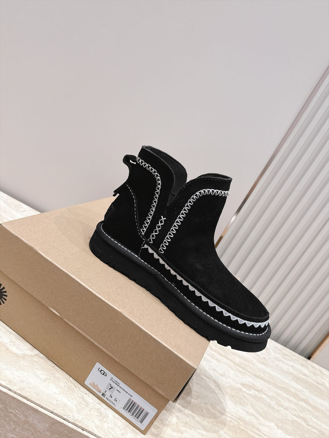 UGG·26s 秋冬新款 系列--圆头彩色刺绣走线毛里雪地靴 鞋身上那些彩色刺绣走线不是规整的图案，而是像孩童用蜡笔沿着