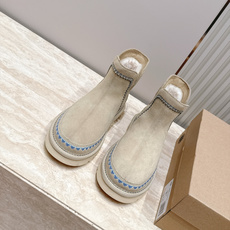 UGG·26s 秋冬新款 系列--圆头彩色刺绣走线毛里雪地靴 鞋身上那些彩色刺绣走线不是规整的图案,而是像孩童用蜡笔沿着 UGG·26s 秋冬新款 系列--圆头彩色刺绣走线毛里雪地靴 鞋身上那些彩色刺绣走线不是规整的图案,而是像孩童用蜡笔沿着