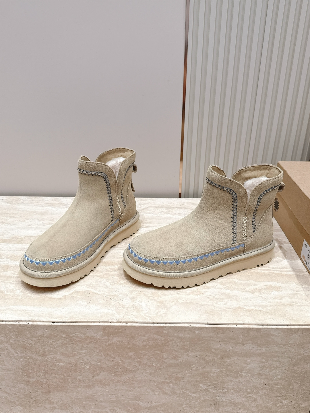 UGG·26s 秋冬新款 系列--圆头彩色刺绣走线毛里雪地靴 鞋身上那些彩色刺绣走线不是规整的图案,而是像孩童用蜡笔沿着 UGG·26s 秋冬新款 系列--圆头彩色刺绣走线毛里雪地靴 鞋身上那些彩色刺绣走线不是规整的图案,而是像孩童用蜡笔沿着