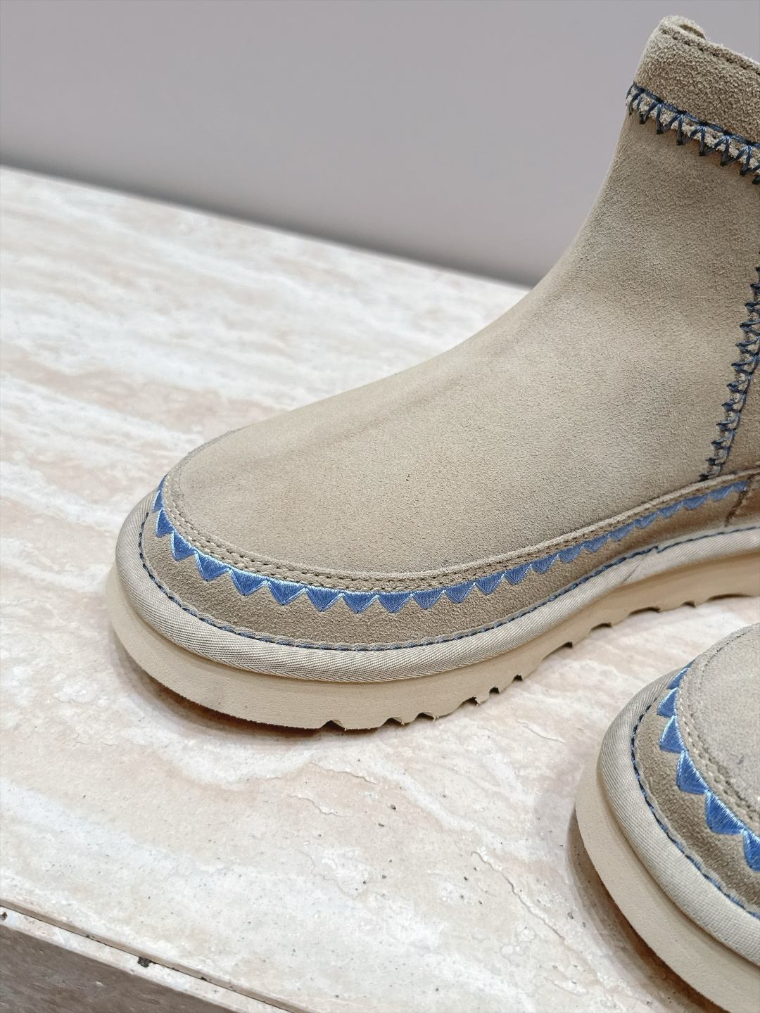 UGG·26s 秋冬新款 系列--圆头彩色刺绣走线毛里雪地靴 鞋身上那些彩色刺绣走线不是规整的图案,而是像孩童用蜡笔沿着 UGG·26s 秋冬新款 系列--圆头彩色刺绣走线毛里雪地靴 鞋身上那些彩色刺绣走线不是规整的图案,而是像孩童用蜡笔沿着