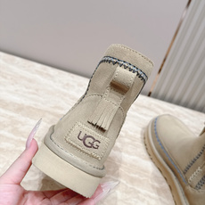 UGG·26s 秋冬新款 系列--圆头彩色刺绣走线毛里雪地靴 鞋身上那些彩色刺绣走线不是规整的图案,而是像孩童用蜡笔沿着 UGG·26s 秋冬新款 系列--圆头彩色刺绣走线毛里雪地靴 鞋身上那些彩色刺绣走线不是规整的图案,而是像孩童用蜡笔沿着