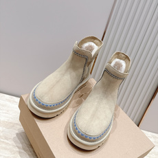 UGG·26s 秋冬新款 系列--圆头彩色刺绣走线毛里雪地靴 鞋身上那些彩色刺绣走线不是规整的图案,而是像孩童用蜡笔沿着 UGG·26s 秋冬新款 系列--圆头彩色刺绣走线毛里雪地靴 鞋身上那些彩色刺绣走线不是规整的图案,而是像孩童用蜡笔沿着