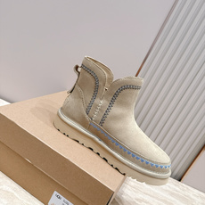 UGG·26s 秋冬新款 系列--圆头彩色刺绣走线毛里雪地靴 鞋身上那些彩色刺绣走线不是规整的图案,而是像孩童用蜡笔沿着 UGG·26s 秋冬新款 系列--圆头彩色刺绣走线毛里雪地靴 鞋身上那些彩色刺绣走线不是规整的图案,而是像孩童用蜡笔沿着