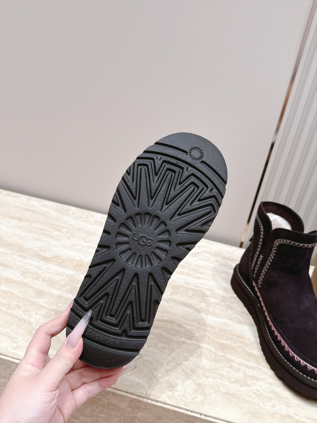 UGG·26s 秋冬新款 系列--圆头彩色刺绣走线毛里雪地靴 鞋身上那些彩色刺绣走线不是规整的图案,而是像孩童用蜡笔沿着 UGG·26s 秋冬新款 系列--圆头彩色刺绣走线毛里雪地靴 鞋身上那些彩色刺绣走线不是规整的图案,而是像孩童用蜡笔沿着