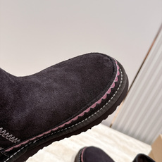 UGG·26s 秋冬新款 系列--圆头彩色刺绣走线毛里雪地靴 鞋身上那些彩色刺绣走线不是规整的图案,而是像孩童用蜡笔沿着 UGG·26s 秋冬新款 系列--圆头彩色刺绣走线毛里雪地靴 鞋身上那些彩色刺绣走线不是规整的图案,而是像孩童用蜡笔沿着