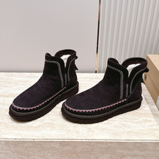 UGG·26s 秋冬新款 系列--圆头彩色刺绣走线毛里雪地靴 鞋身上那些彩色刺绣走线不是规整的图案,而是像孩童用蜡笔沿着 UGG·26s 秋冬新款 系列--圆头彩色刺绣走线毛里雪地靴 鞋身上那些彩色刺绣走线不是规整的图案,而是像孩童用蜡笔沿着