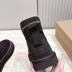 UGG·26s 秋冬新款 系列--圆头彩色刺绣走线毛里雪地靴 鞋身上那些彩色刺绣走线不是规整的图案,而是像孩童用蜡笔沿着 UGG·26s 秋冬新款 系列--圆头彩色刺绣走线毛里雪地靴 鞋身上那些彩色刺绣走线不是规整的图案,而是像孩童用蜡笔沿着
