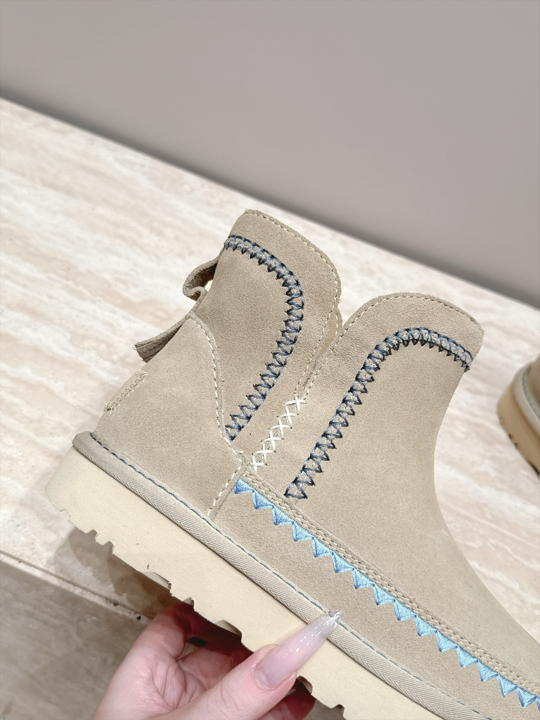 UGG·26s 秋冬新款 系列--圆头彩色刺绣走线毛里雪地靴 鞋身上那些彩色刺绣走线不是规整的图案,而是像孩童用蜡笔沿着 UGG·26s 秋冬新款 系列--圆头彩色刺绣走线毛里雪地靴 鞋身上那些彩色刺绣走线不是规整的图案,而是像孩童用蜡笔沿着