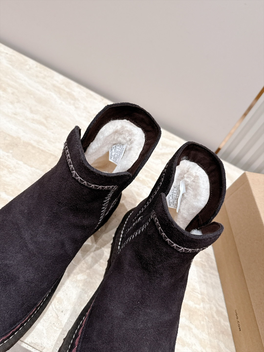 UGG·26s 秋冬新款 系列--圆头彩色刺绣走线毛里雪地靴 鞋身上那些彩色刺绣走线不是规整的图案,而是像孩童用蜡笔沿着 UGG·26s 秋冬新款 系列--圆头彩色刺绣走线毛里雪地靴 鞋身上那些彩色刺绣走线不是规整的图案,而是像孩童用蜡笔沿着