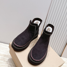 UGG·26s 秋冬新款 系列--圆头彩色刺绣走线毛里雪地靴 鞋身上那些彩色刺绣走线不是规整的图案,而是像孩童用蜡笔沿着 UGG·26s 秋冬新款 系列--圆头彩色刺绣走线毛里雪地靴 鞋身上那些彩色刺绣走线不是规整的图案,而是像孩童用蜡笔沿着