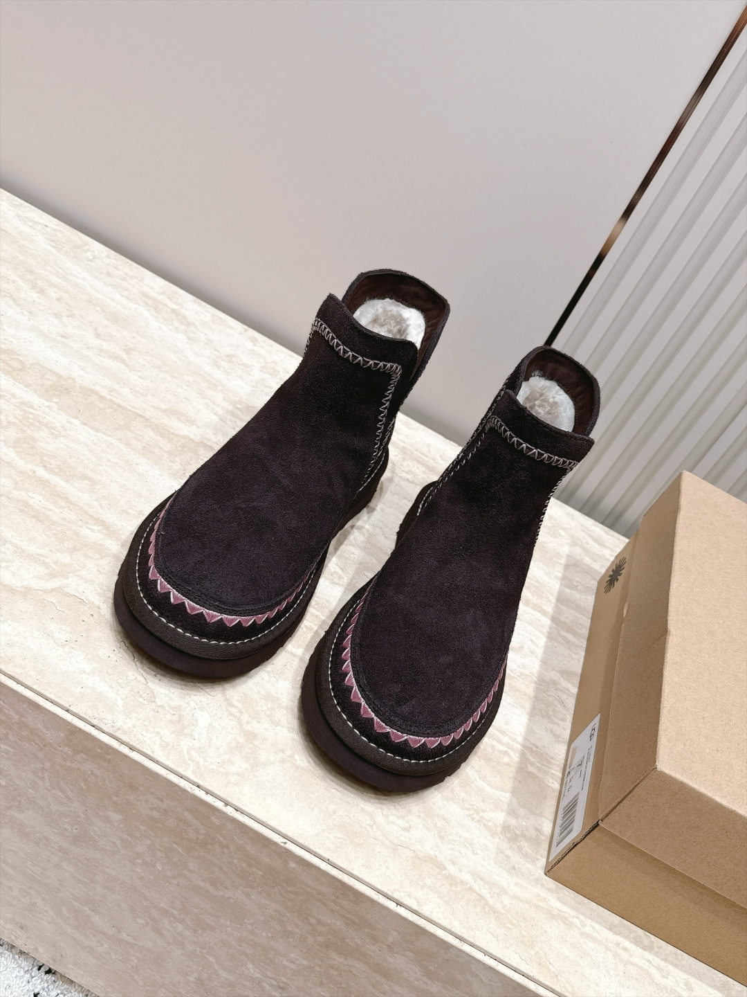 UGG·26s 秋冬新款 系列--圆头彩色刺绣走线毛里雪地靴 鞋身上那些彩色刺绣走线不是规整的图案,而是像孩童用蜡笔沿着 UGG·26s 秋冬新款 系列--圆头彩色刺绣走线毛里雪地靴 鞋身上那些彩色刺绣走线不是规整的图案,而是像孩童用蜡笔沿着