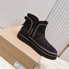 UGG·26s 秋冬新款 系列--圆头彩色刺绣走线毛里雪地靴 鞋身上那些彩色刺绣走线不是规整的图案,而是像孩童用蜡笔沿着 UGG·26s 秋冬新款 系列--圆头彩色刺绣走线毛里雪地靴 鞋身上那些彩色刺绣走线不是规整的图案,而是像孩童用蜡笔沿着